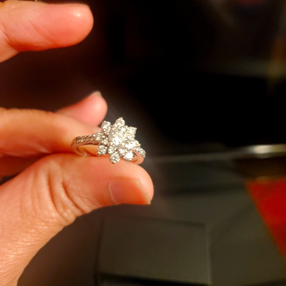 14 kt 1 1/2 cttw Diamond Flower Engagement Ring - Picture 4 of 6